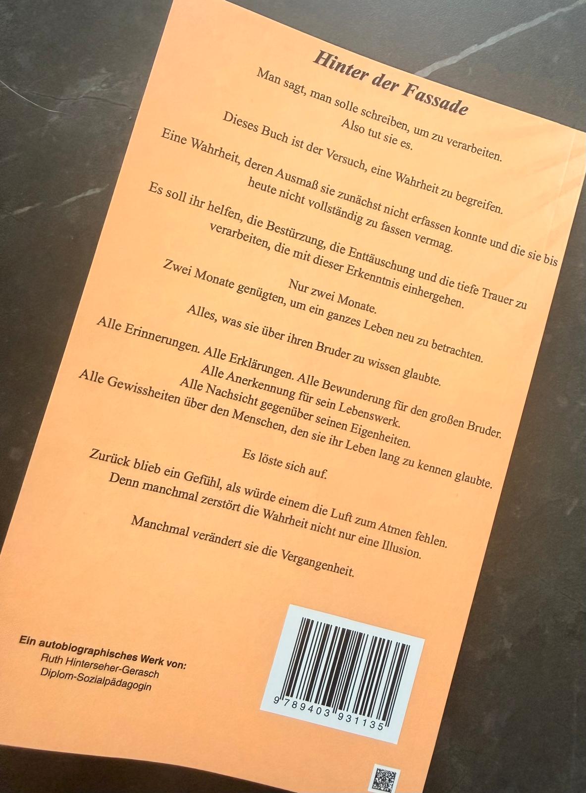 Rückseite des Buchcovers „Hinter der Fassade“